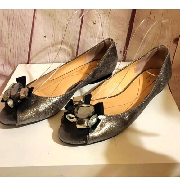 Kate Spade New York Silver Grey Metallic Leather Peep Toe Jewel Trim Flats 6M - Picture 1 of 7